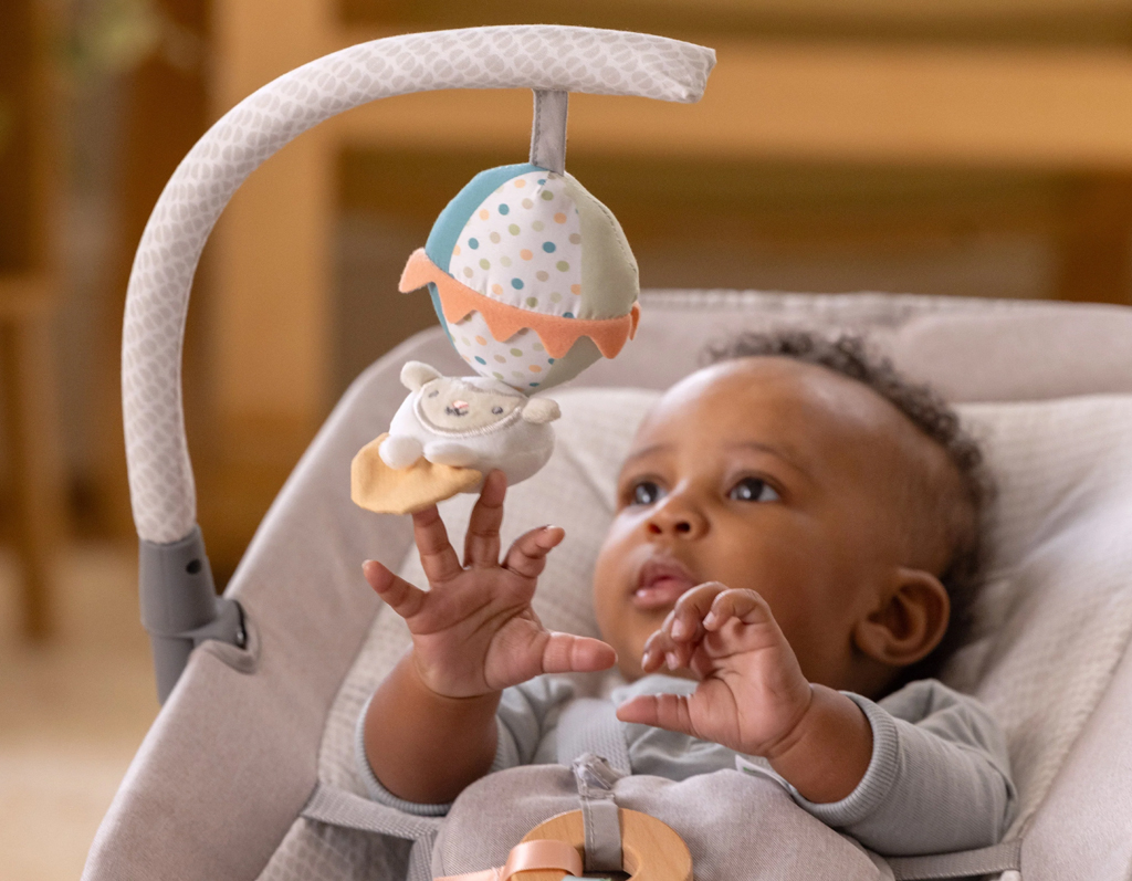 INGENUITY Masszázs vibráló hintaszék melódiával Soulful Skies™ 0m+ 9kg-ig