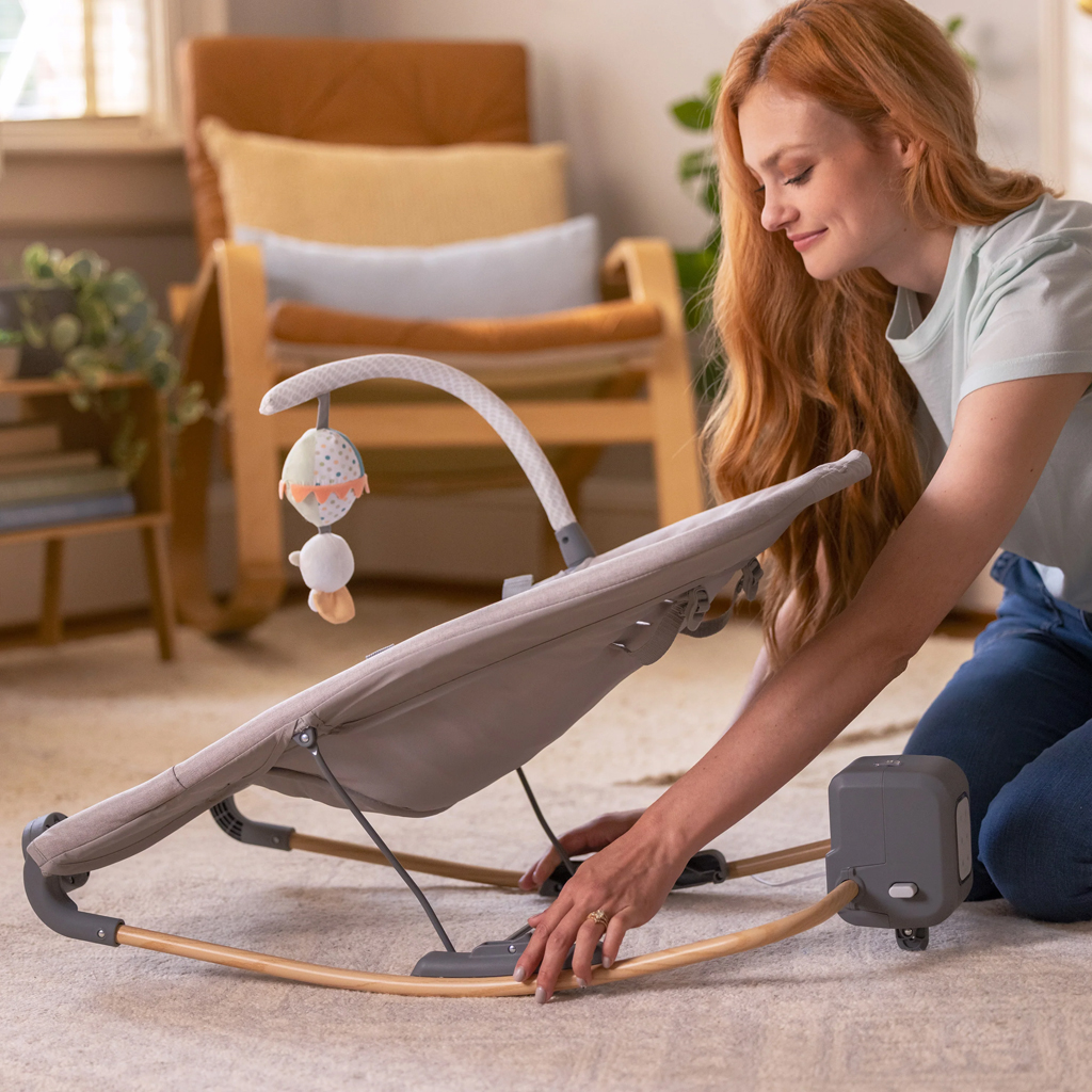 INGENUITY Masszázs vibráló hintaszék melódiával Soulful Skies™ 0m+ 9kg-ig