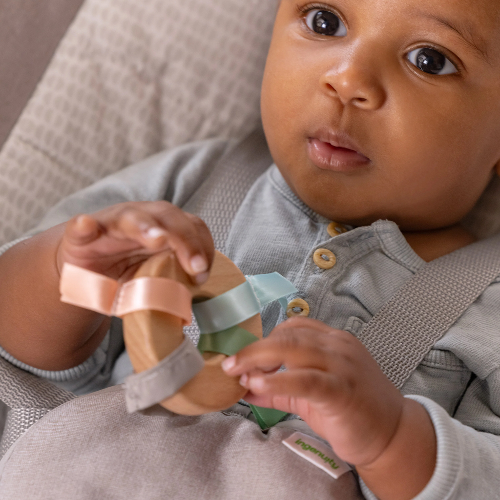 INGENUITY Masszázs vibráló hintaszék melódiával Soulful Skies™ 0m+ 9kg-ig