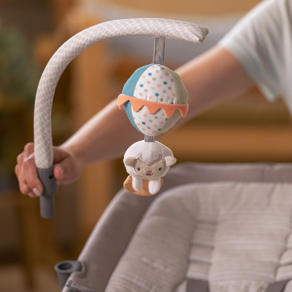 INGENUITY Masszázs vibráló hintaszék melódiával Soulful Skies™ 0m+ 9kg-ig