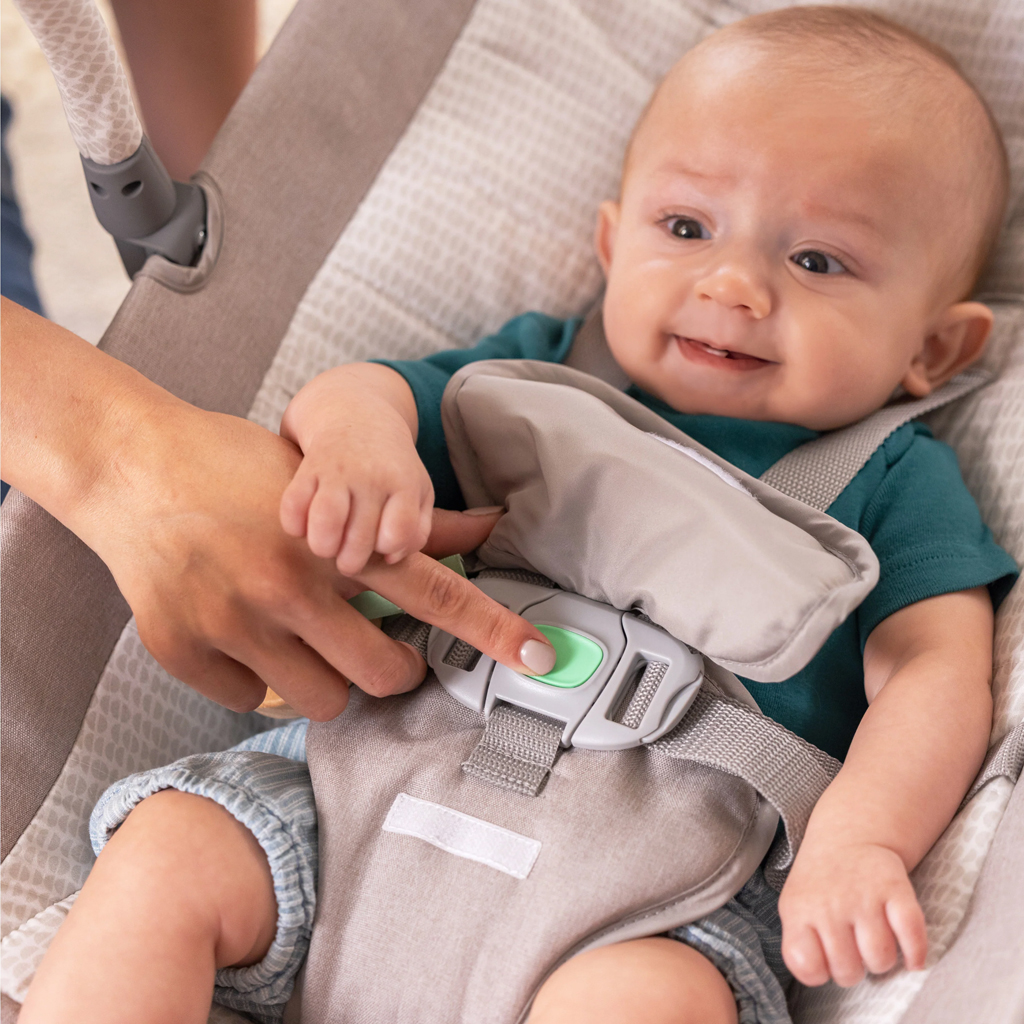 INGENUITY Masszázs vibráló hintaszék melódiával Soulful Skies™ 0m+ 9kg-ig