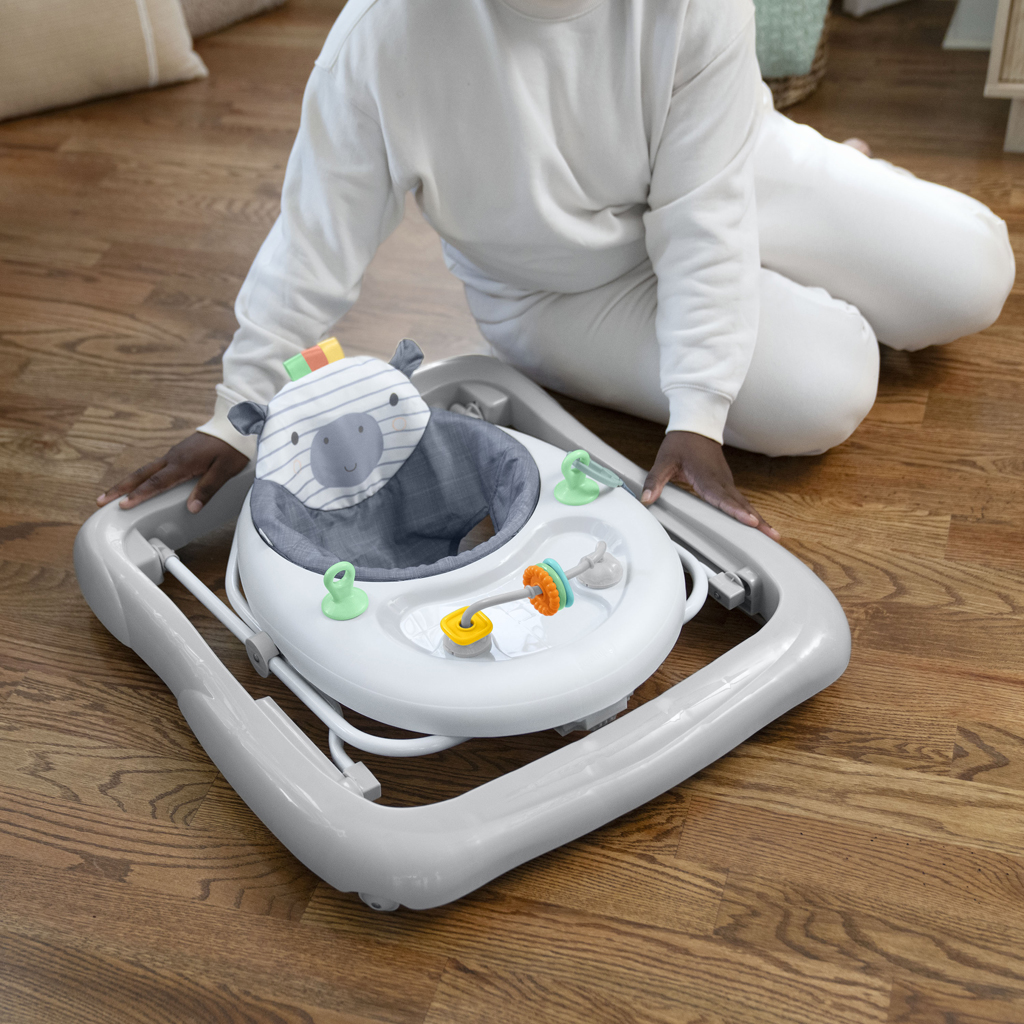 INGENUITY Smooth Strides™ járóka 6 hónapos kortól 12 kg-ig