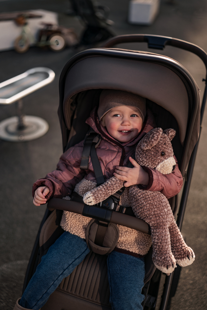 EASYWALKER Kombinált babakocsi Zoey Chestnut Brown + CBX By CYBEX Aton B2 i-Size + bázis