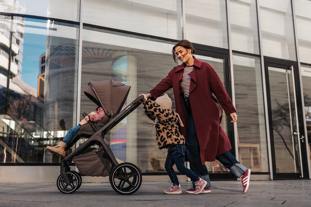 EASYWALKER Kombinált babakocsi Zoey Chestnut Brown + CBX By CYBEX Aton B2 i-Size + bázis