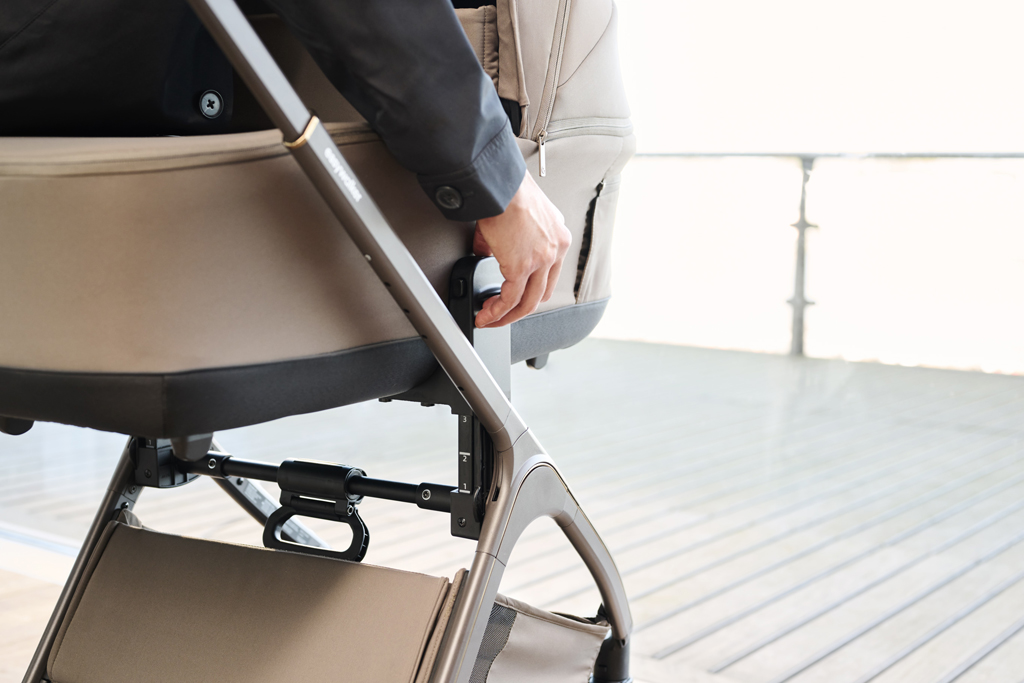 EASYWALKER Kombinált babakocsi Zoey Chestnut Brown + CBX By CYBEX Aton B2 i-Size + bázis