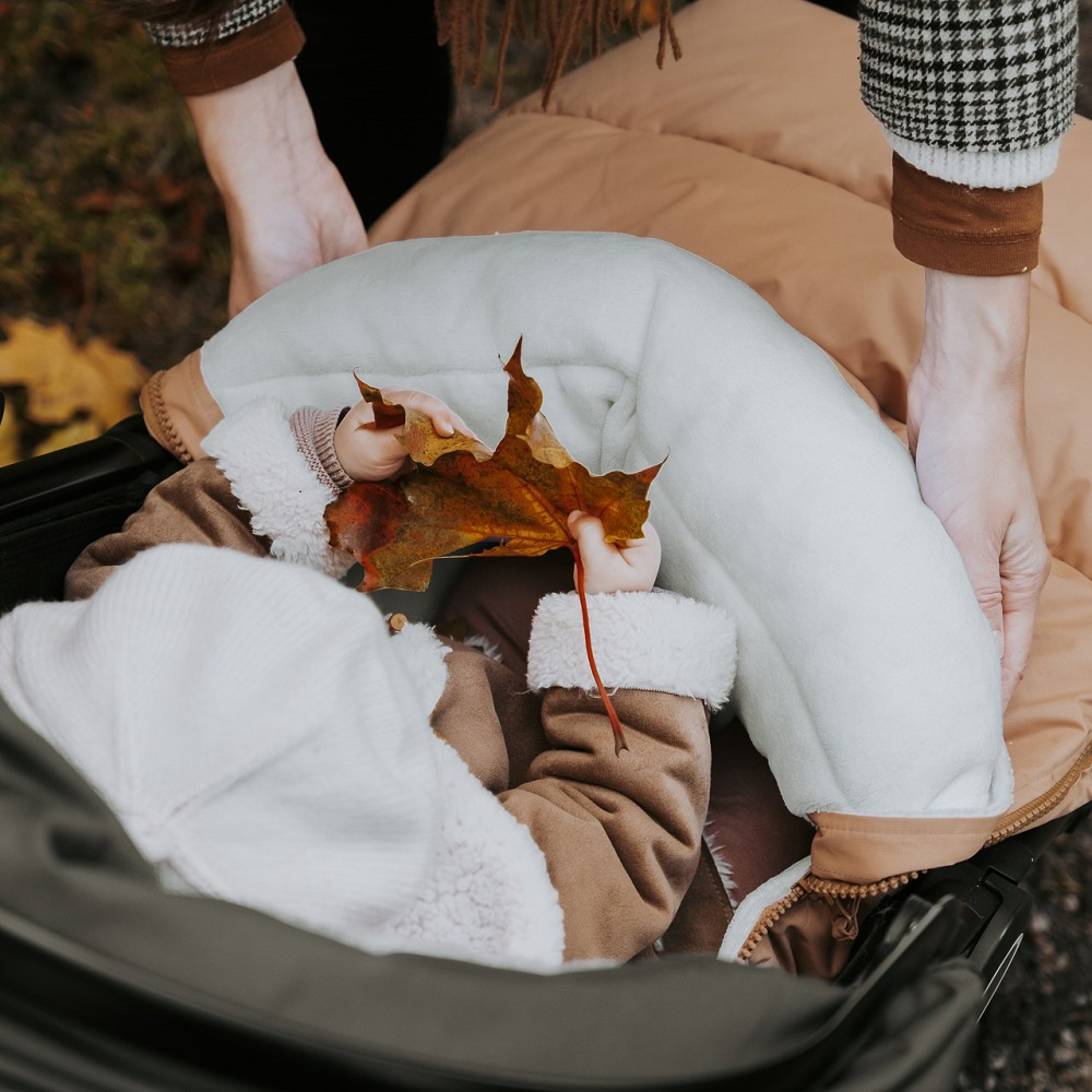 PETITE&amp;amp;MARS Bundazsák Comfy 4in1 Elegant Caramel + Kesztyű Jasie Charcoal Grey