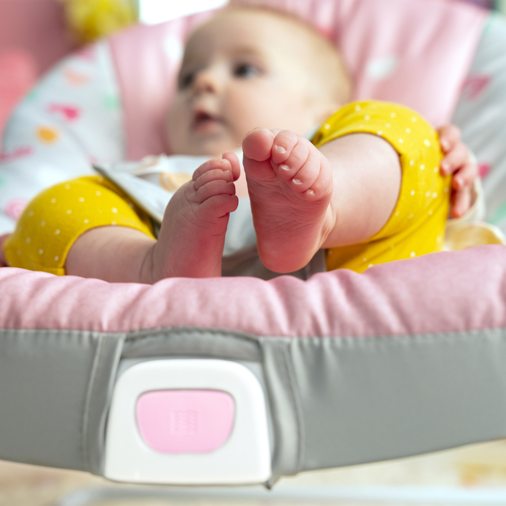 DISNEY BABY Vibráló hinta Minnie Mouse Forever Besties™ 0m+ 18 kg-ig