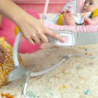 DISNEY BABY Vibráló hinta Minnie Mouse Forever Besties™ 0m+ 18 kg-ig