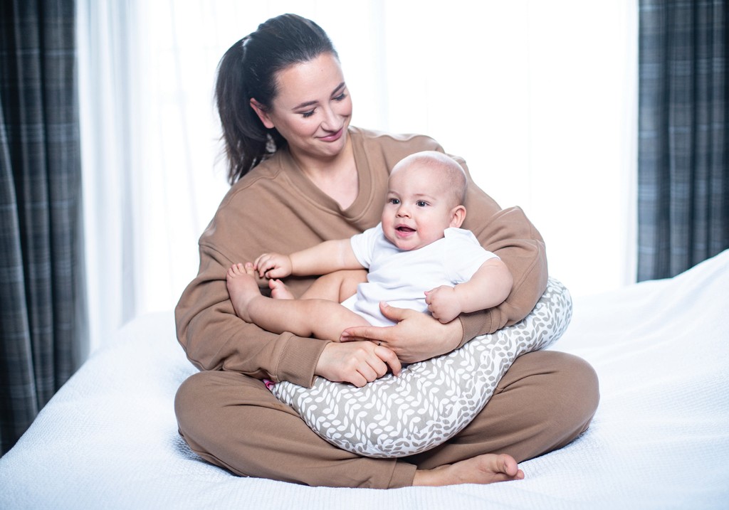 MOTHERHOOD Szoptatós párna Beige Classics new36x16x54 cm