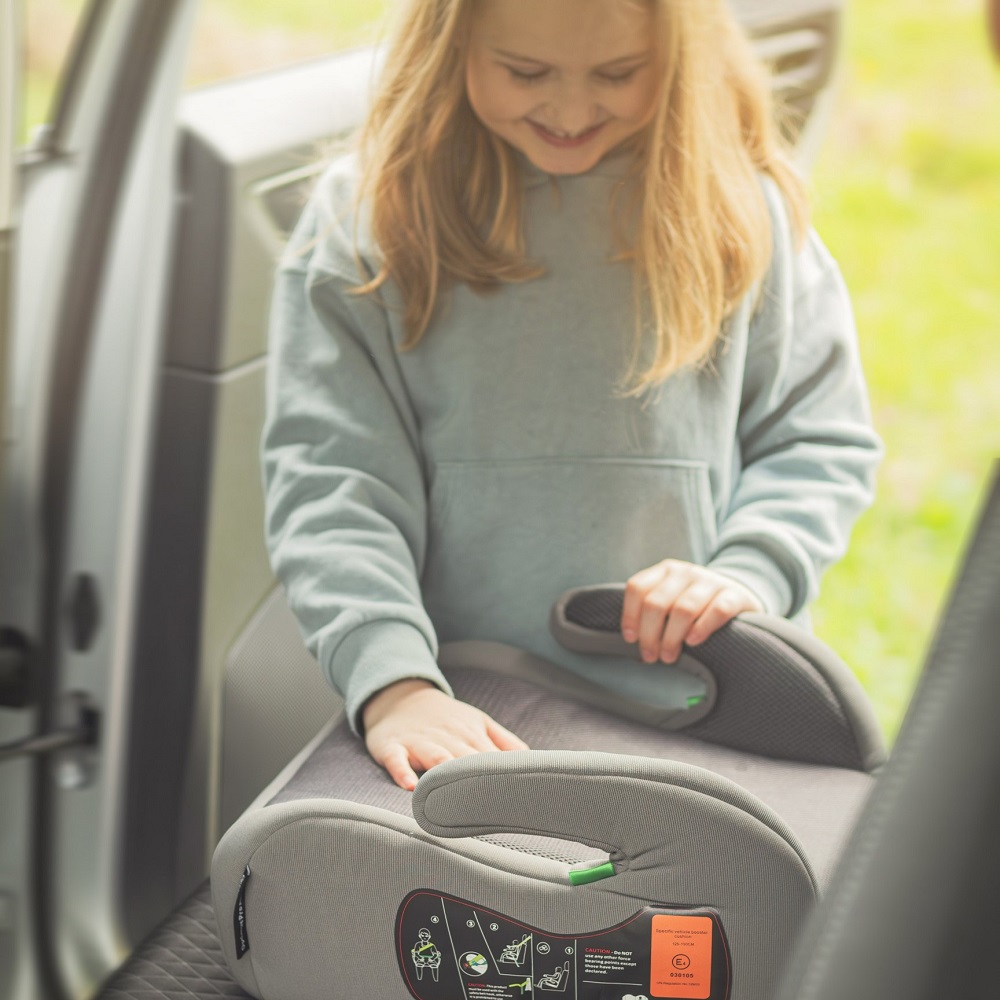 PETITE&amp;amp;amp;amp;amp;amp;amp;MARS Optimus ülésmagasító  Pro i-Size Black Air 125 - 150 cm (22-36 kg)