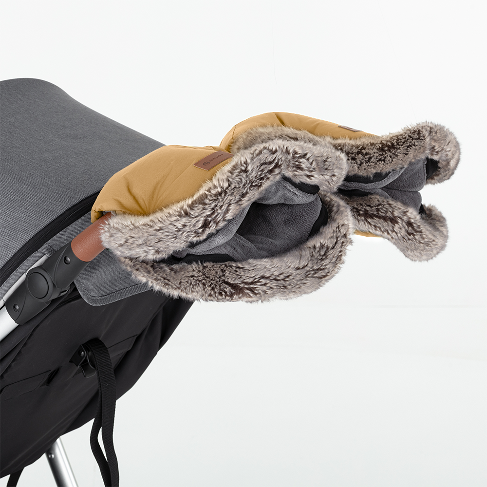 PETITE&amp;amp;amp;amp;amp;amp;MARS Téli szett Comfy 4in1 bundazsák + kézmelegítő kesztyű babakocsira Furry Elegant Caramel