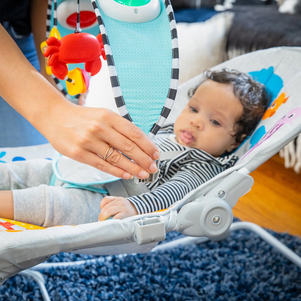 BABY EINSTEIN Zenei vibráló hintaszék Kick to It Opus 18 kg-ig
