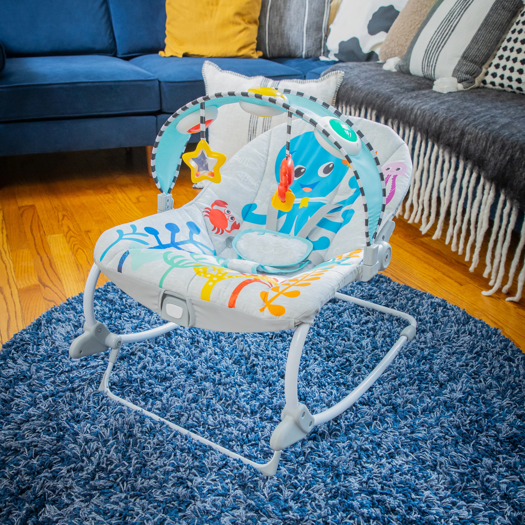 BABY EINSTEIN Zenei vibráló hintaszék Kick to It Opus 18 kg-ig