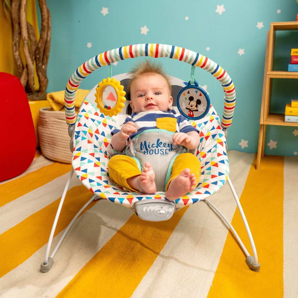BRIGHT STARTS Rezgő pihenőszék MICKEY MOUSE Happy Triangles™ 0m+ 9kg-ig