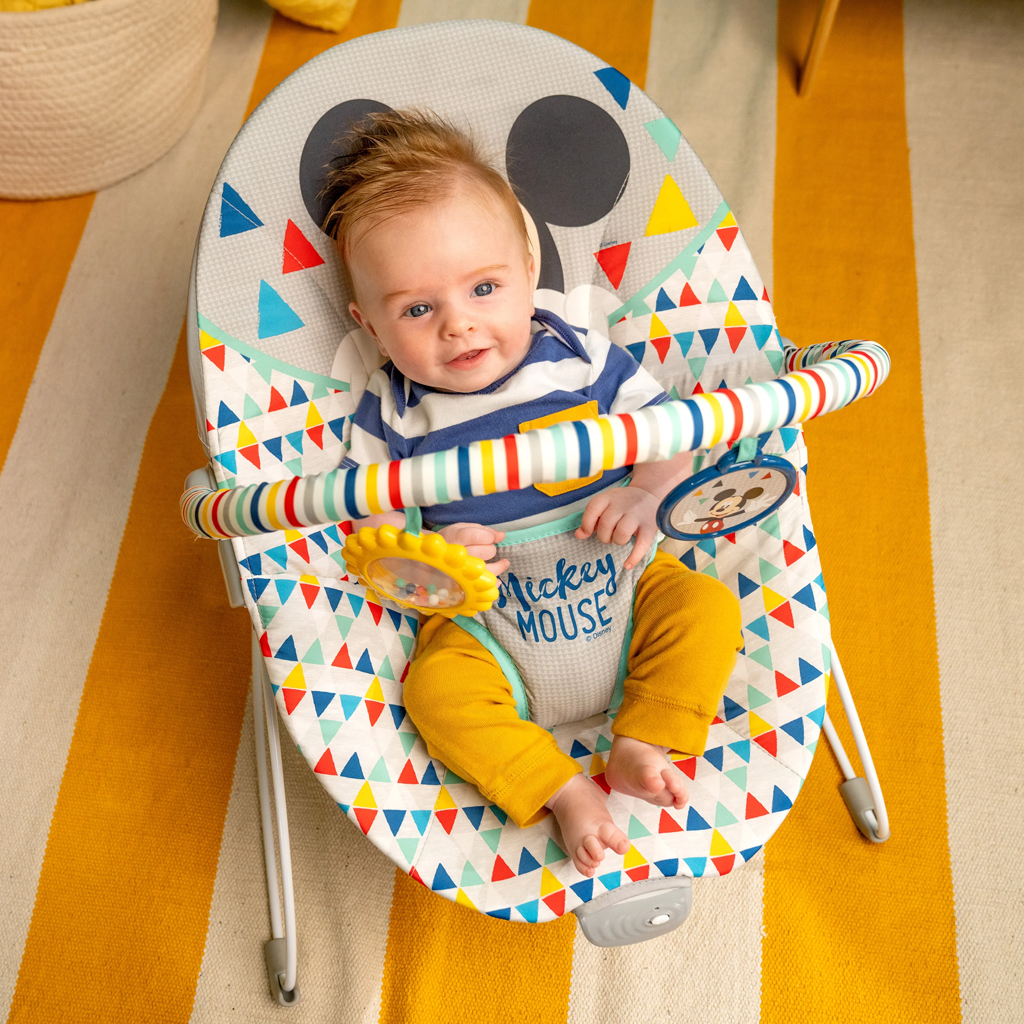 BRIGHT STARTS Rezgő pihenőszék MICKEY MOUSE Happy Triangles™ 0m+ 9kg-ig