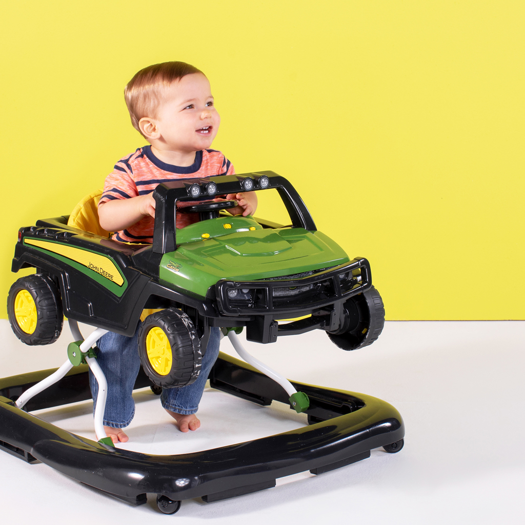 BRIGHT STARTS Járóka 4 az 1-ben John Deere Gator™ 6 hónapos kortól