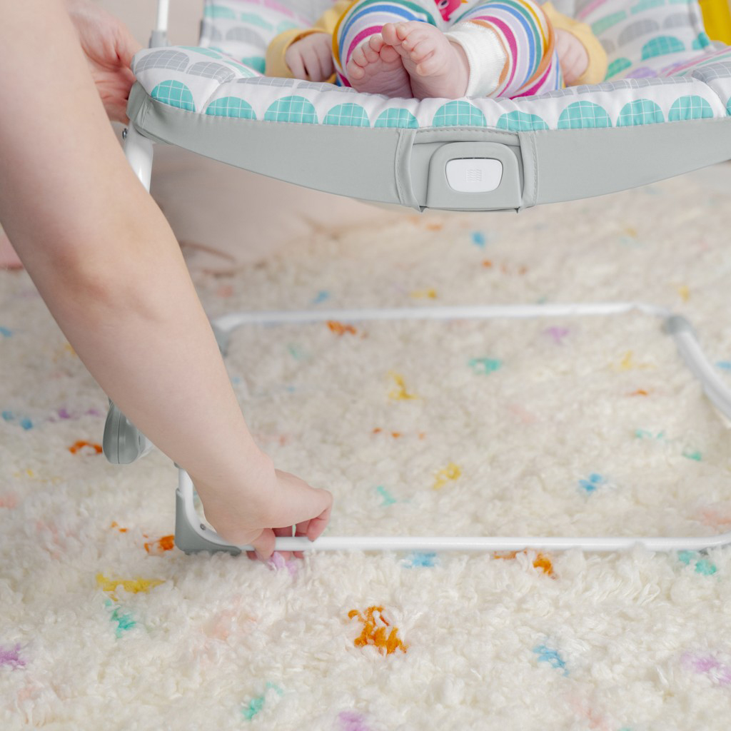 BRIGHT STARTS pihenőszék Rosy Rainbow™ 18 kg-ig